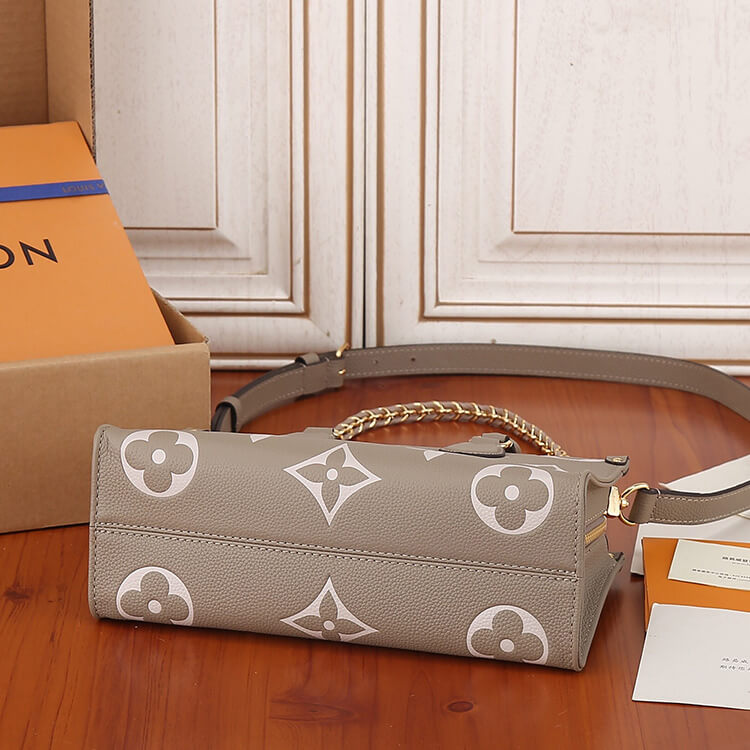 Replica-LV-OnTheGo-East-West-M23641-5.jpg
