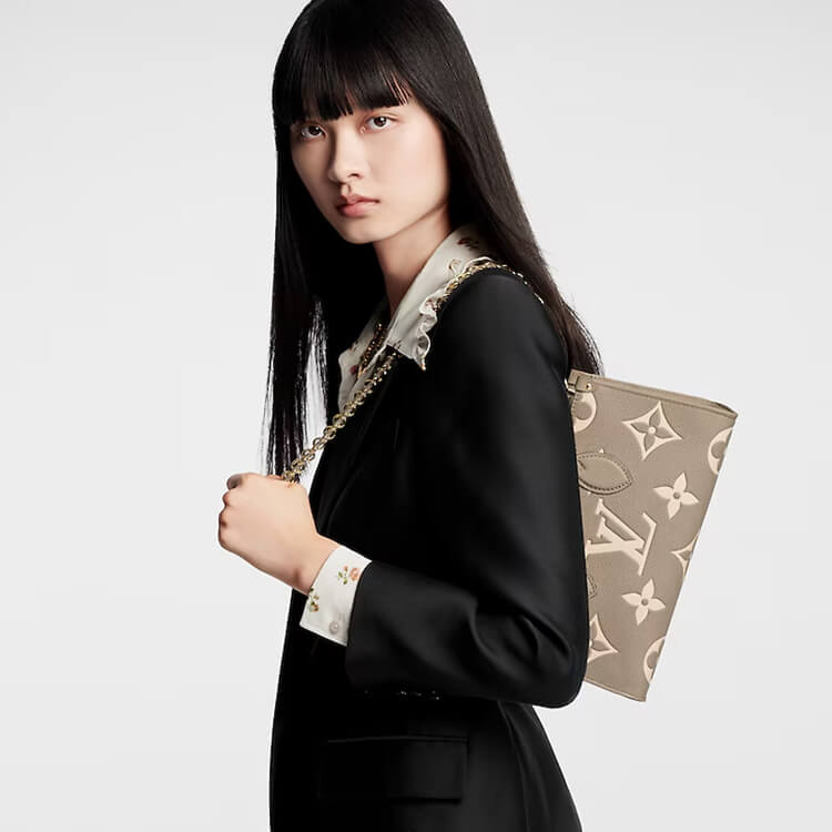 Replica-LV-OnTheGo-East-West-M23641-7.jpg