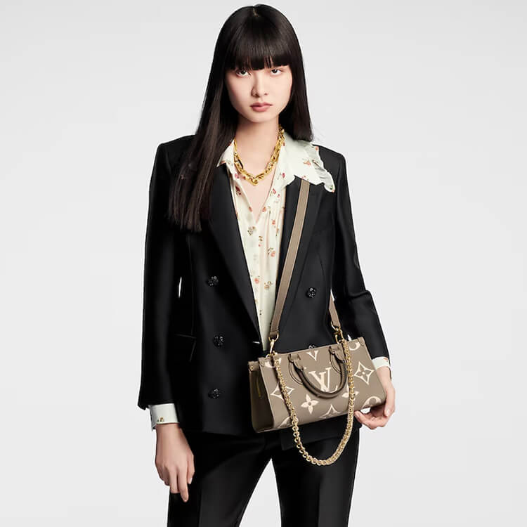 Replica-LV-OnTheGo-East-West-M23641-8.jpg