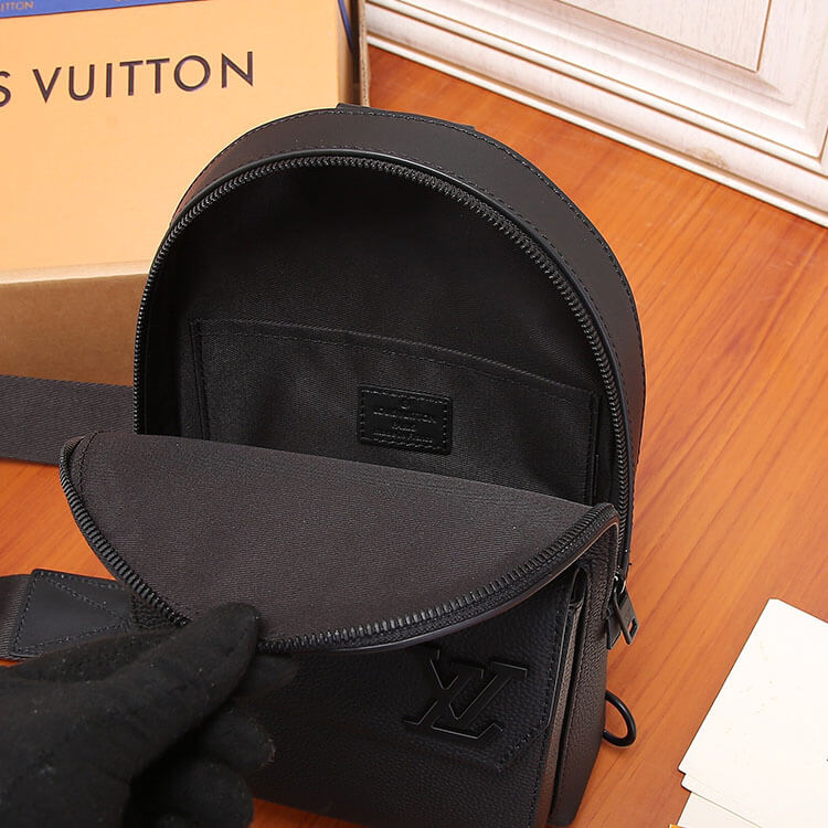 Replica-LV-Pilot-Slingbag-M23736-6.jpg