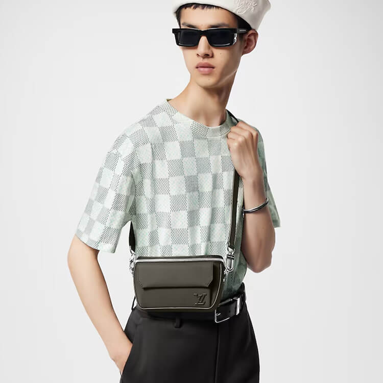 Replica-LV-Pilot-Wearable-Wallet-M83560-7.jpg