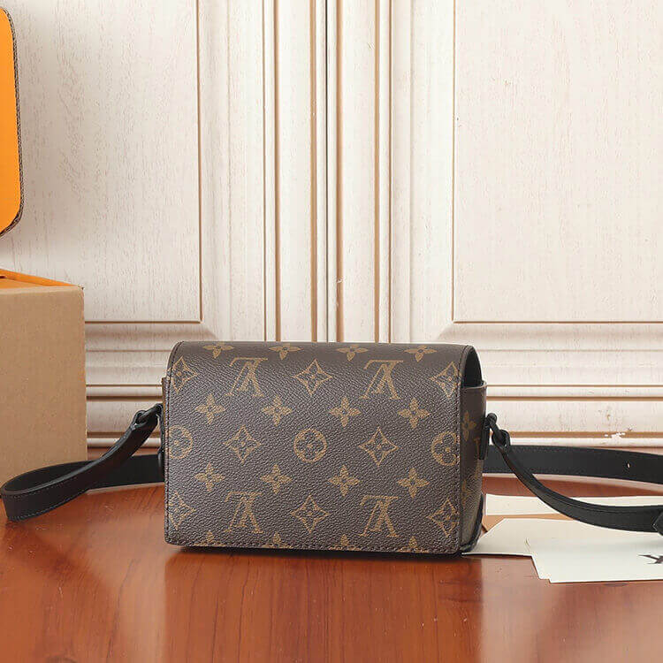 Replica-LV-Steamer-Wearable-Wallet-M83613-4.jpg